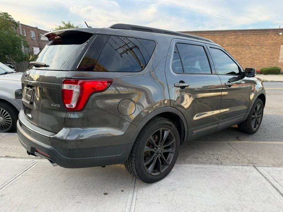 Used 2018 Ford Explorer XLT w/ Equipment Group 202A AWD/4WD image 4