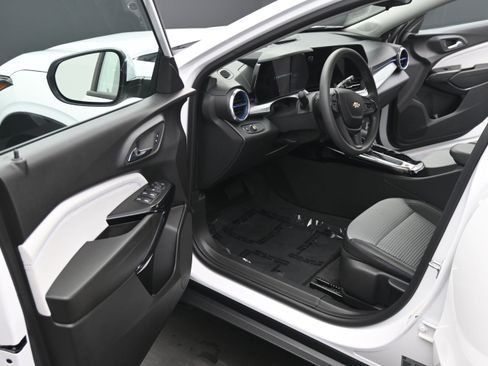 Used 2025 Chevrolet Trax LT FWD image 20