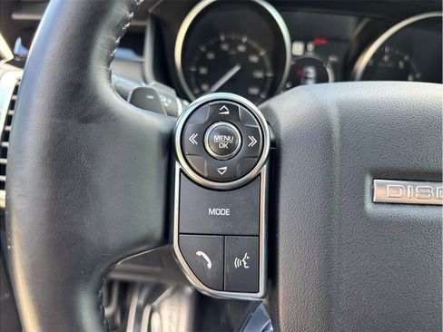 Used 2018 Land Rover Discovery SE image 24