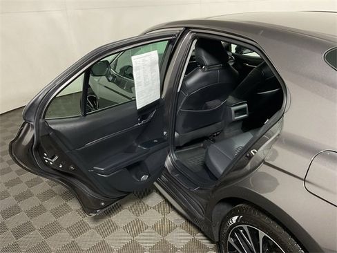 Used 2020 Toyota Camry SE image 30