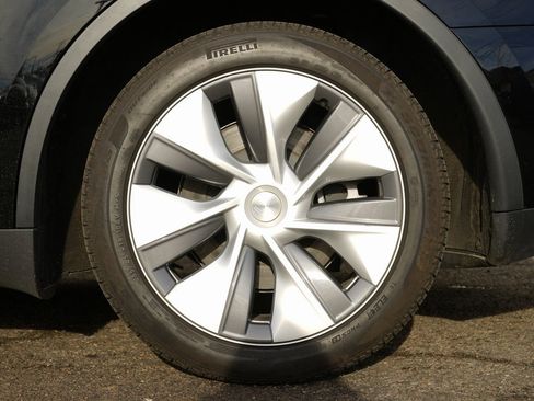 Used 2023 Tesla Model Y Long Range image 15