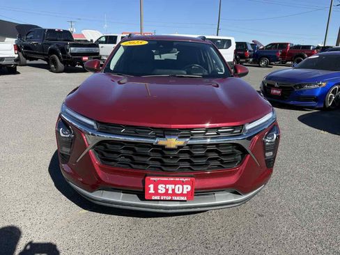 Used 2025 Chevrolet Trax LT w/ LT Convenience Package FWD image 2