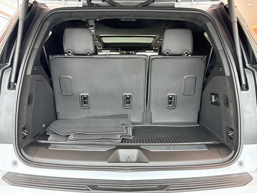 New 2026 Cadillac Escalade V w/ LPO, ONYX Package AWD/4WD image 16