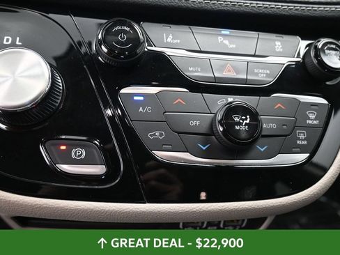 Used 2023 Chrysler Pacifica Touring-L FWD image 38