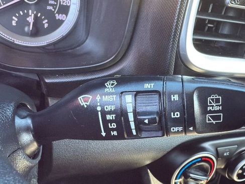 Used 2021 Hyundai Venue SE image 13