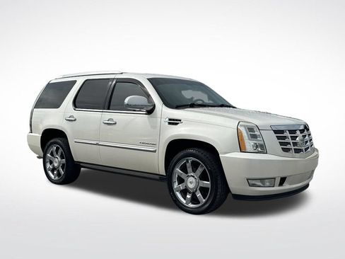 Used 2011 Cadillac Escalade Premium RWD image 5