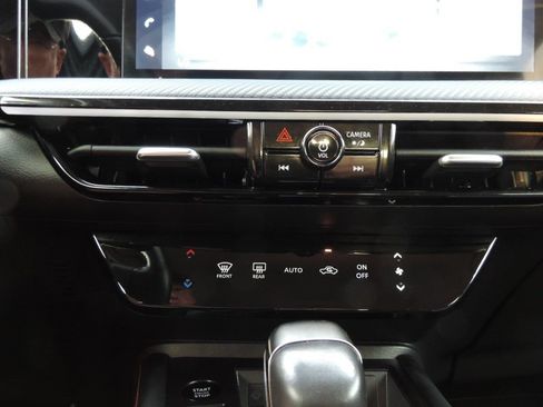 Certified 2025 Nissan Kicks SR FWD image 25