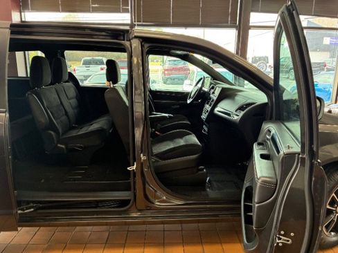 Used 2018 Dodge Grand Caravan SE image 29