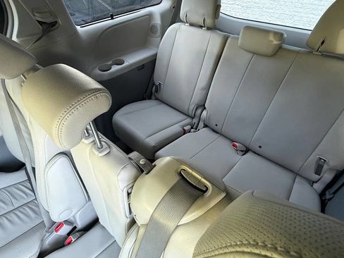 Used 2012 Toyota Sienna XLE w/ Premium Pkg FWD image 21