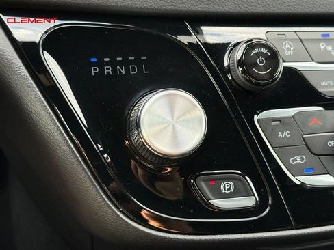 Used 2025 Chrysler Pacifica Select FWD image 28