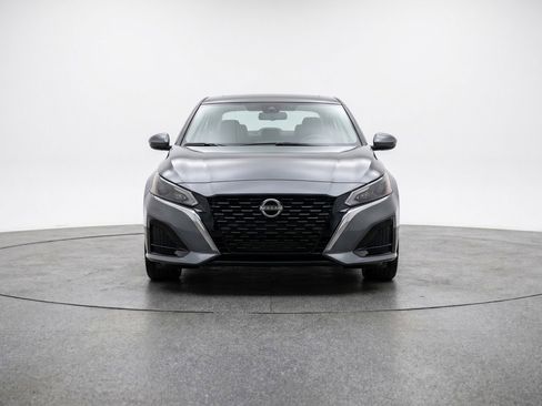 Used 2025 Nissan Altima 2.5 SV FWD image 2