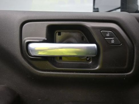 Used 2020 Chevrolet Silverado 1500 Custom Trail Boss w/ Custom Convenience Package AWD/4WD image 2