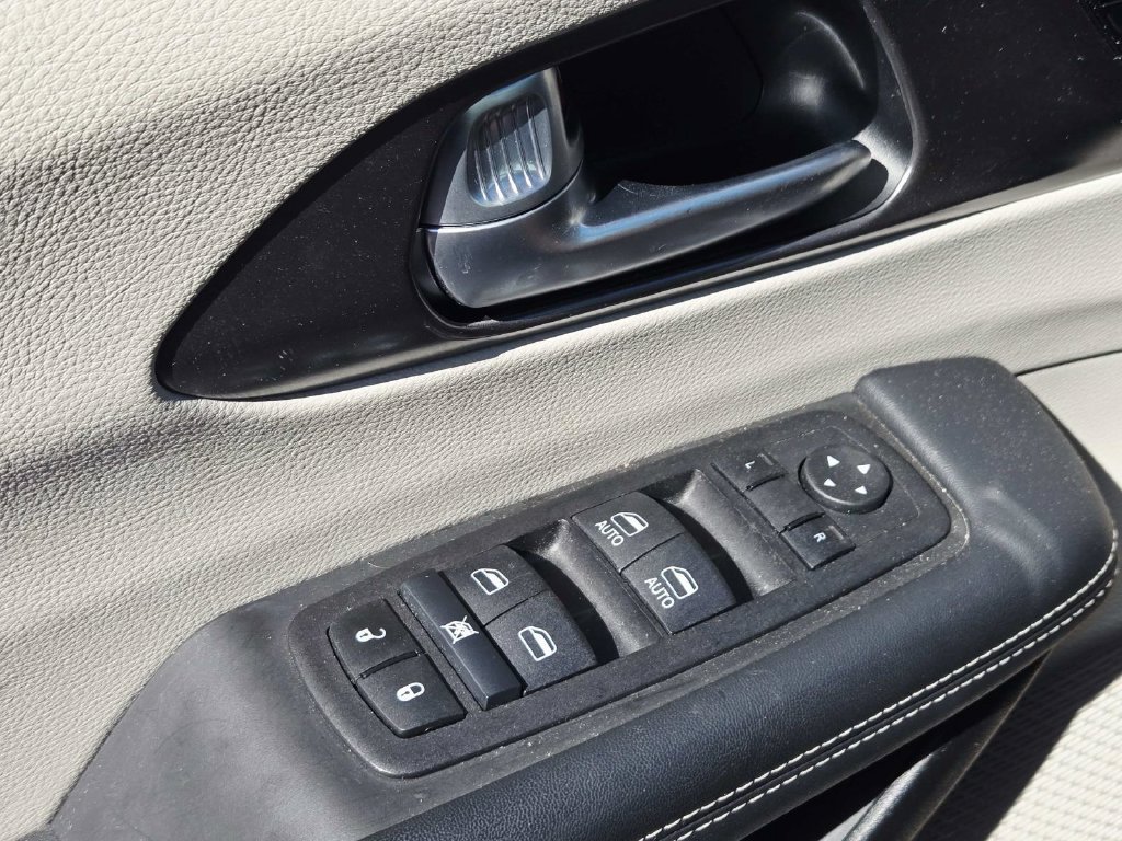 Used 2024 Chrysler Pacifica Touring-L FWD image 36