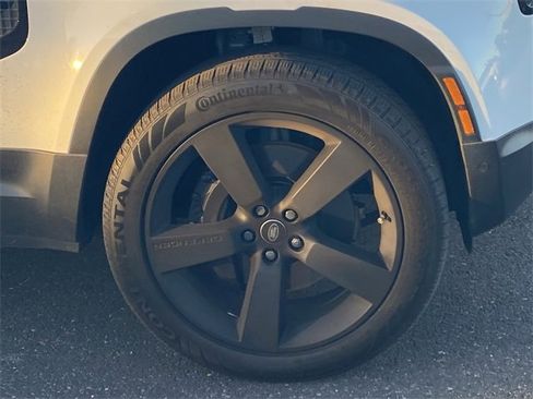 Used 2024 Land Rover Defender 110 SE image 4