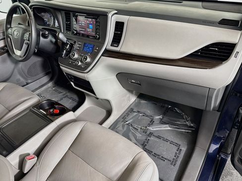 Used 2020 Toyota Sienna XLE FWD image 28