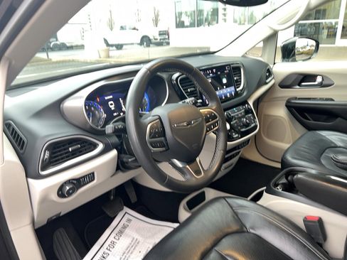 Used 2020 Chrysler Pacifica Touring-L image 13