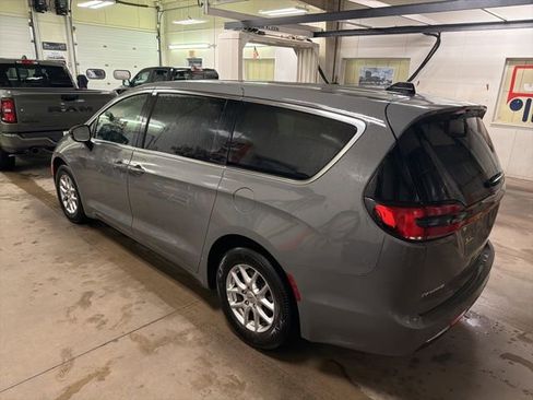 Certified 2025 Chrysler Pacifica Select image 5