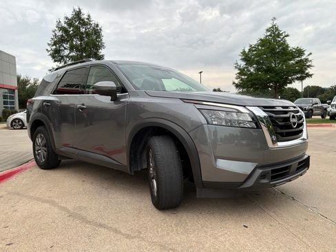 Used 2025 Nissan Pathfinder SV FWD image 4