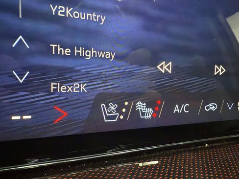 Used 2024 Chevrolet Traverse RS image 23