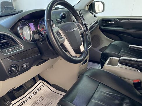 Used 2014 Chrysler Town & Country Touring image 19
