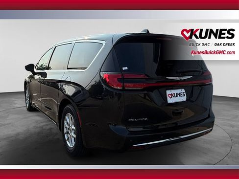 Used 2023 Chrysler Pacifica Touring-L FWD image 8