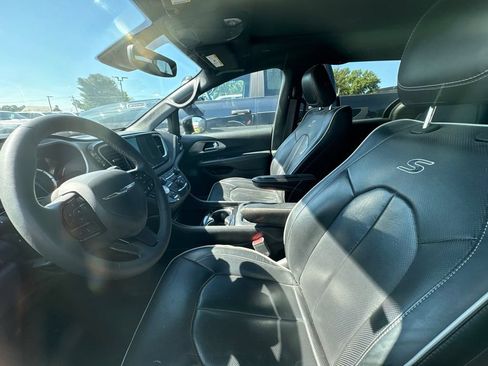 Used 2024 Chrysler Pacifica Premium FWD image 6