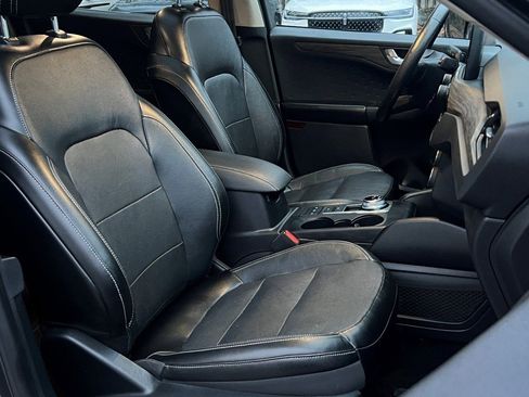 Used 2020 Ford Escape Titanium image 10