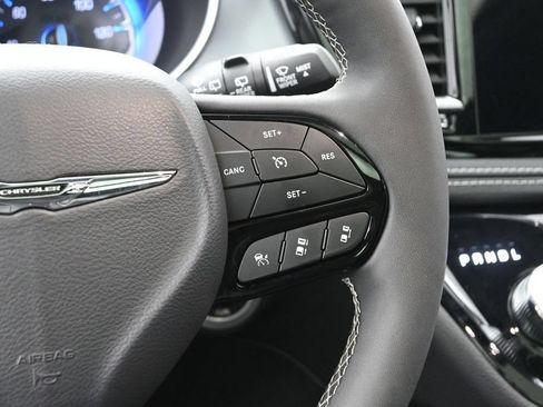 Used 2025 Chrysler Pacifica Limited FWD image 29