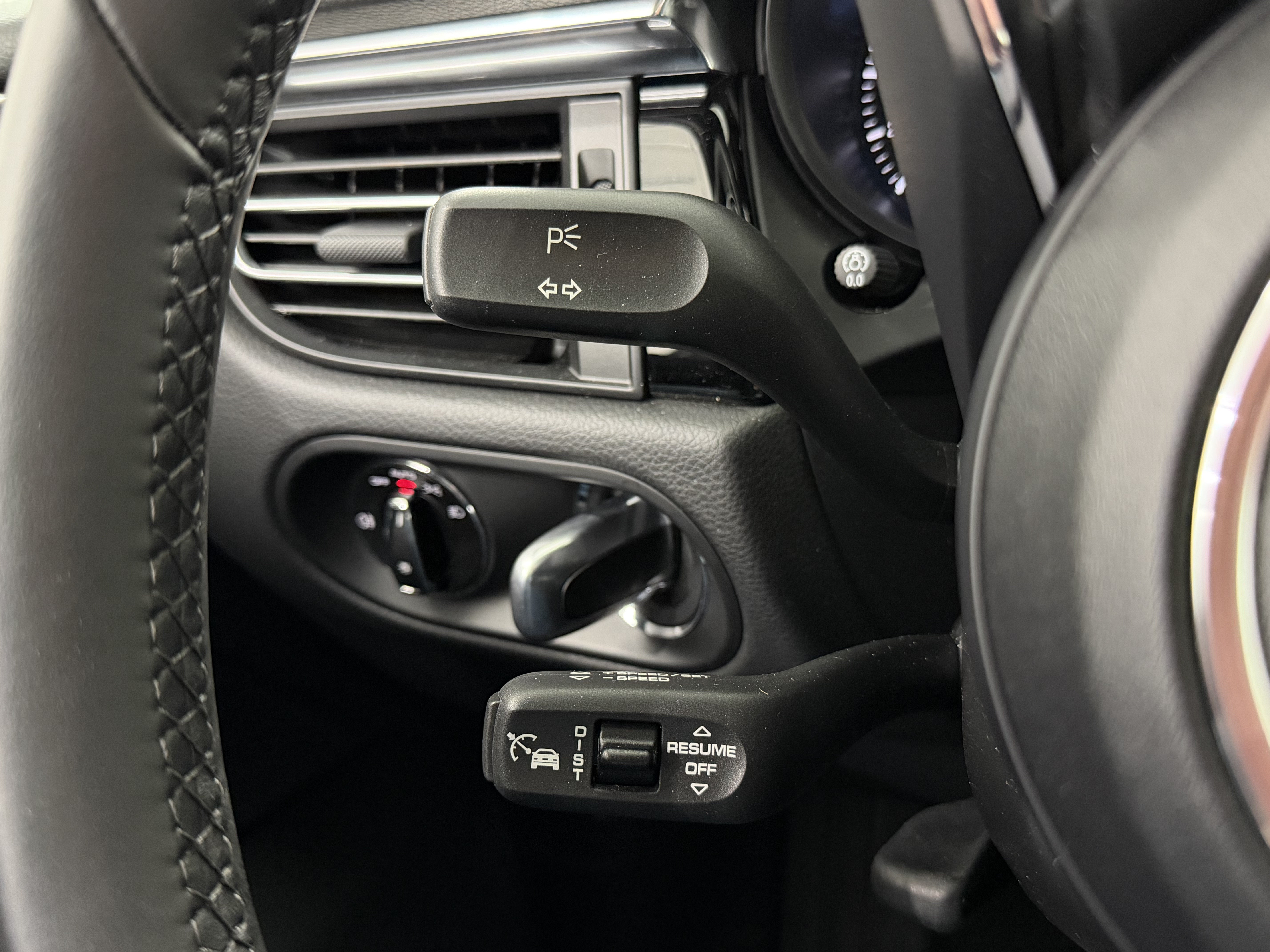 Used 2025 Porsche Macan AWD/4WD image 47