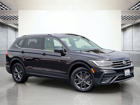 Certified 2023 Volkswagen Tiguan SE FWD image 2
