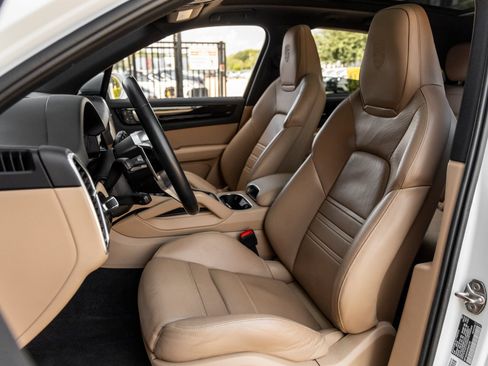 Certified 2023 Porsche Cayenne AWD/4WD image 5