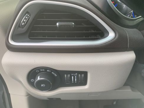 Used 2017 Chrysler Pacifica Touring-L image 16