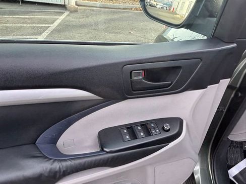 Used 2015 Toyota Highlander Plus image 12