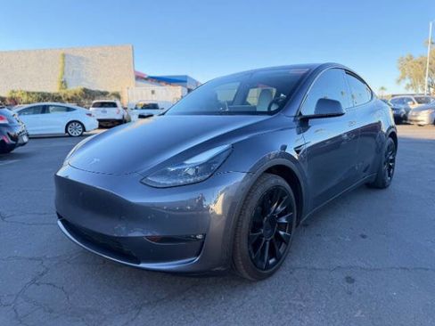 Used 2023 Tesla Model Y Long Range AWD 4dr Crossover image 7