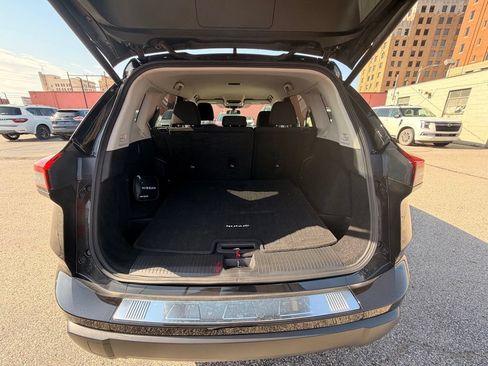 Certified 2025 Nissan Rogue SV FWD image 5
