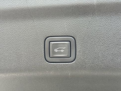Used 2024 GMC Yukon XL Denali AWD/4WD image 16