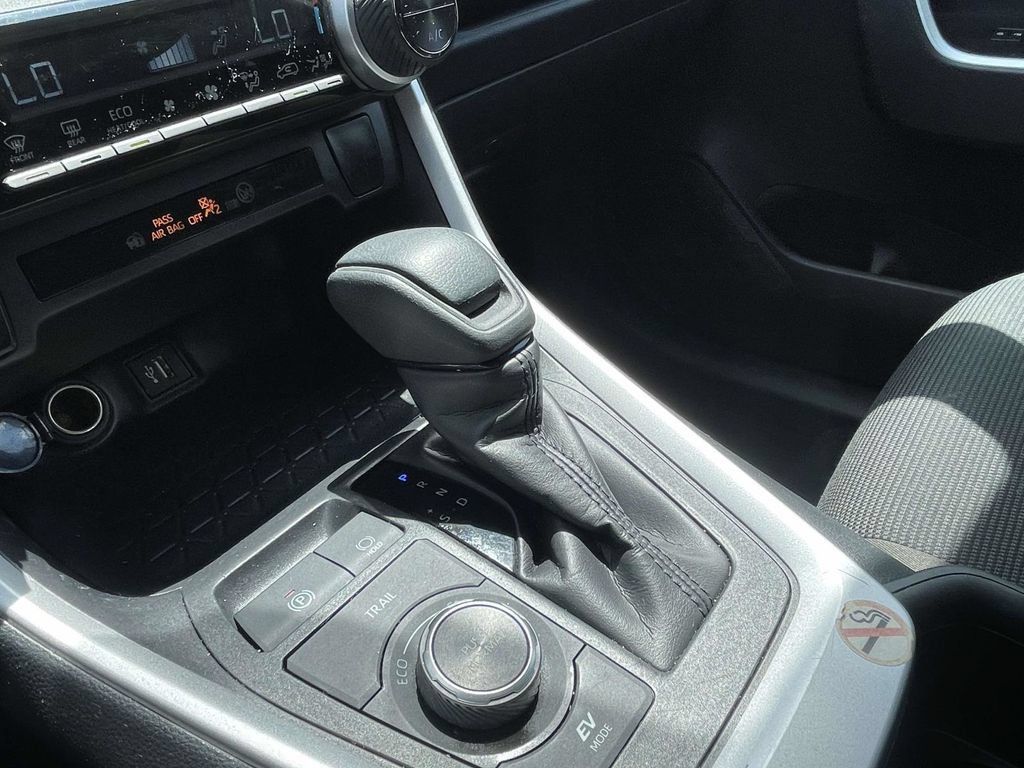 Used 2025 Toyota RAV4 LE AWD/4WD image 32