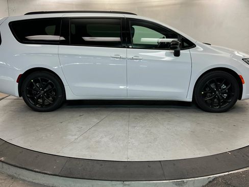 New 2026 Chrysler Pacifica Select w/ S Appearance Package FWD image 6