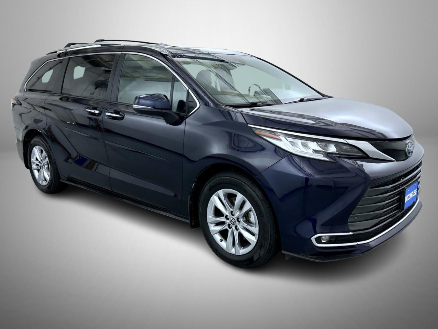 Used 2025 Toyota Sienna Limited AWD/4WD image 3