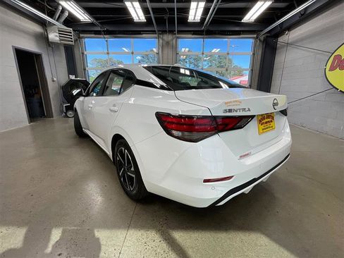 Used 2024 Nissan Sentra SV image 3