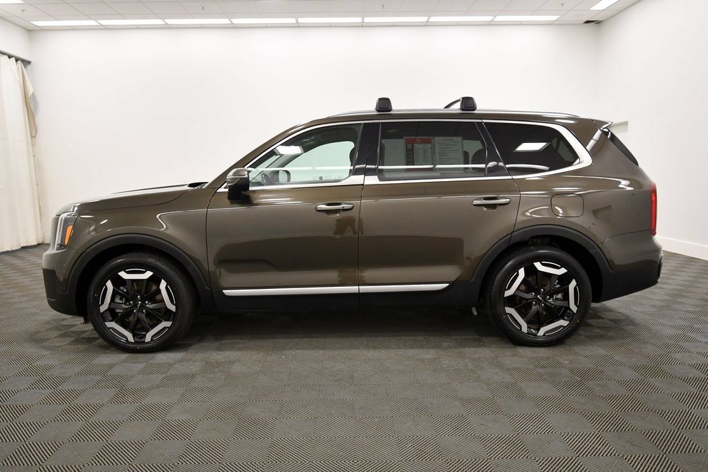 Certified 2025 Kia Telluride S AWD/4WD image 4