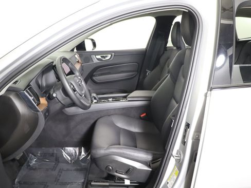 Used 2024 Volvo XC60 B5 Plus image 27