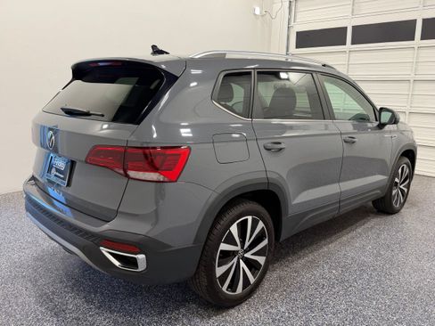 Used 2023 Volkswagen Taos SE w/ Panoramic Sunroof Package FWD image 6