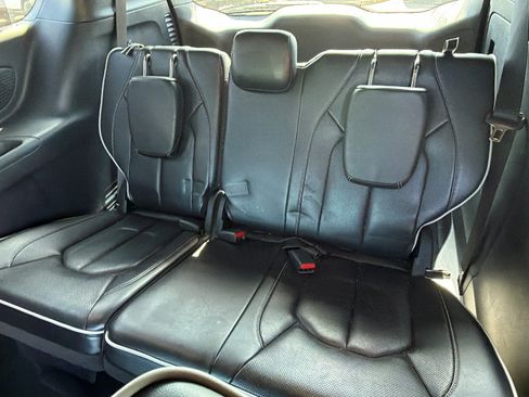 Used 2025 Chrysler Pacifica Limited FWD image 24