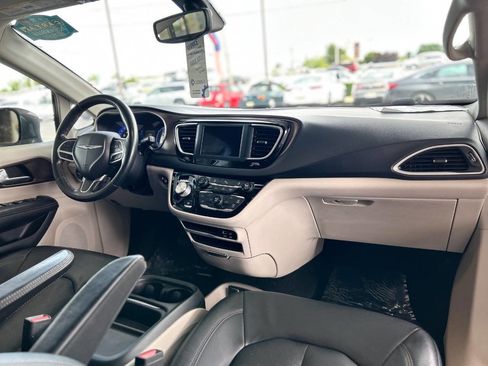 Used 2019 Chrysler Pacifica Touring-L FWD image 49