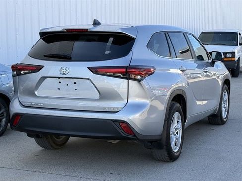 Used 2024 Toyota Highlander LE image 4