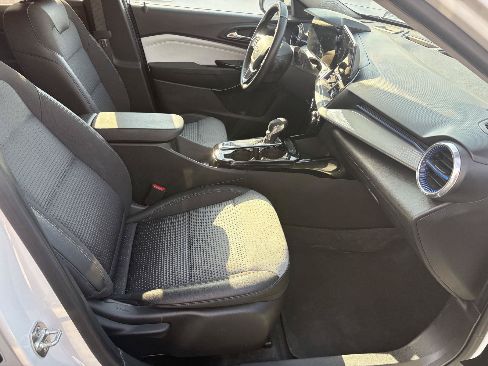 Used 2025 Chevrolet Trax LT w/ LT Convenience Package FWD image 18