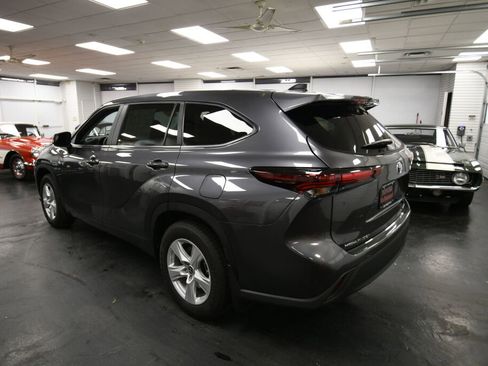 Certified 2024 Toyota Highlander LE image 5