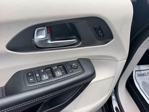 Used 2024 Chrysler Pacifica Touring-L FWD image 18
