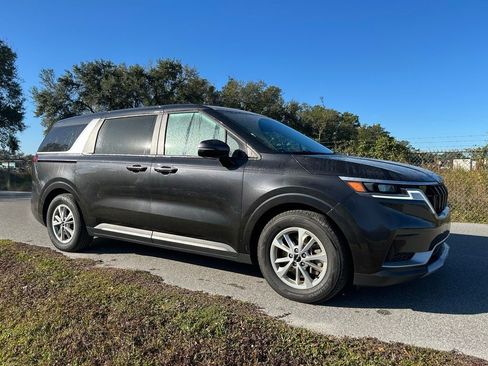 Used 2024 Kia Carnival LX image 7